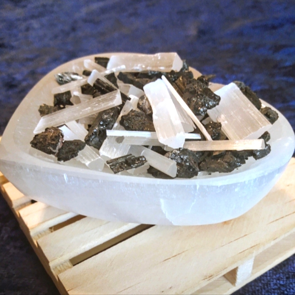🖤✨BRAZiLiAN BLack TourmaLine 🤍 and SELENiTE CrystaL chips 🖤 Heart BowL - Picture 2 of 8